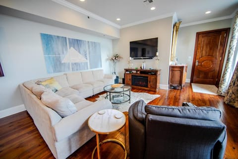 Communal lounge/ TV room, TV and multimedia, Living room, Seating area, Evening entertainment