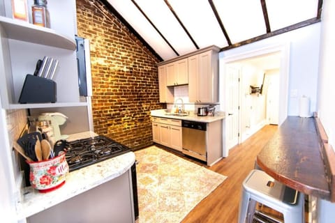 Coffee/tea facilities, Kitchen or kitchenette, stove