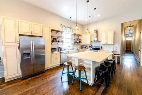 Kitchen or kitchenette, Dining area, dishwasher, oven