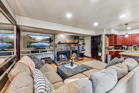 3 Bedroom With Amenities in West Keystone, Short And Easy Free Bus to Mountain Base Apartment in Keystone