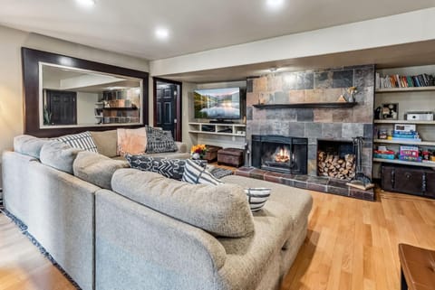 3 Bedroom With Amenities in West Keystone, Short And Easy Free Bus to Mountain Base Apartment in Keystone