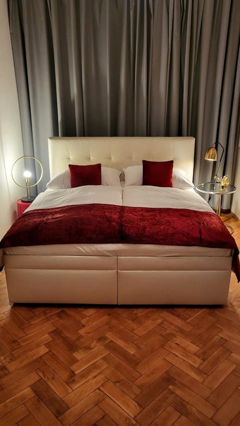 Bed, Seating area, Bedroom