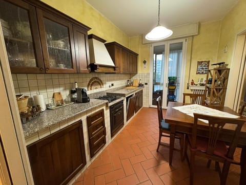 Coffee/tea facilities, Kitchen or kitchenette, Dining area, dishwasher, oven, stove