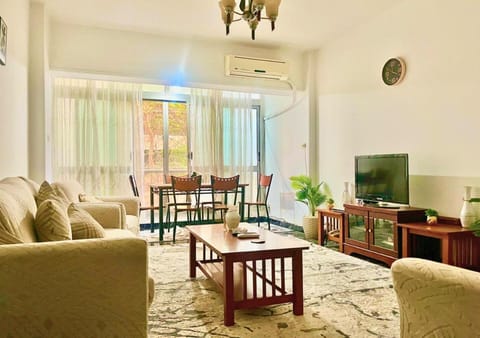 Communal lounge/ TV room, TV and multimedia, Living room, Seating area, Dining area, Evening entertainment, air conditioner
