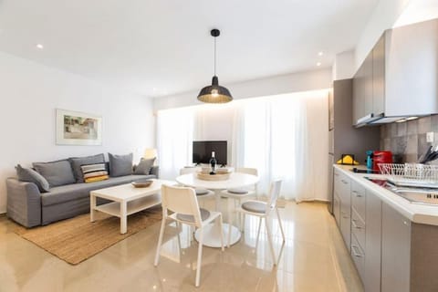 TV and multimedia, Kitchen or kitchenette, Living room, Seating area, Dining area