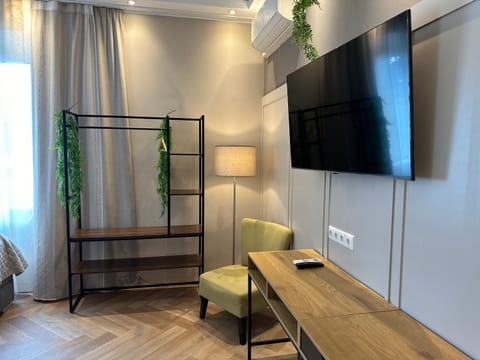 Bed, TV and multimedia, Living room, Photo of the whole room, Bedroom