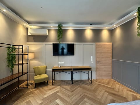 TV and multimedia, Photo of the whole room, Bedroom