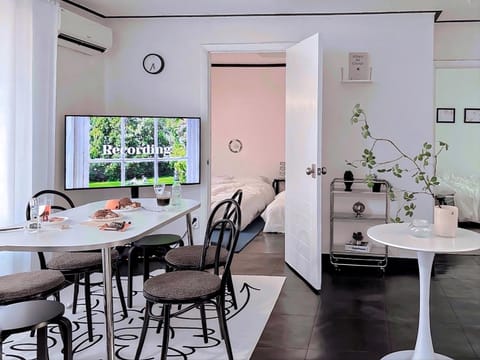 TV and multimedia, Living room, Dining area, Entertainment, Meals, Meals, air conditioner