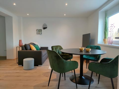 TV and multimedia, Seating area, Dining area
