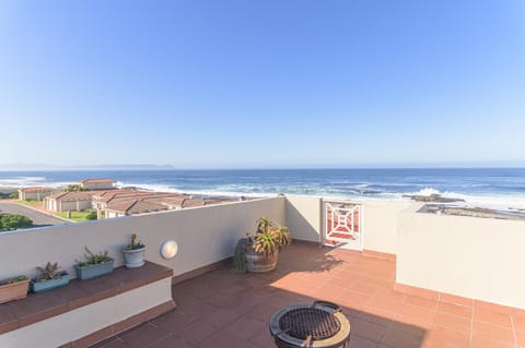 Oceanfront Escape with Spacious Balcony Hermanus Apartment in Hermanus
