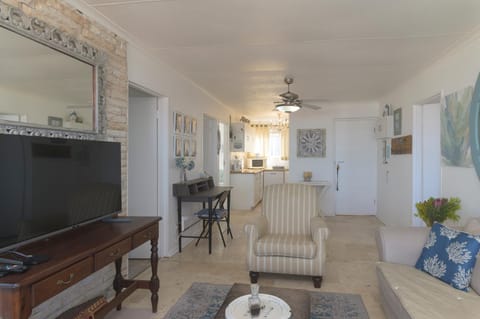 Oceanfront Escape with Spacious Balcony Hermanus Apartment in Hermanus