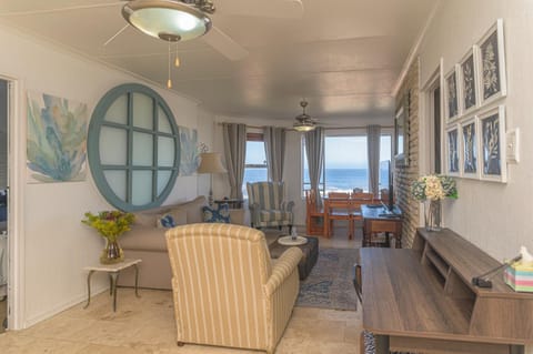 Oceanfront Escape with Spacious Balcony Hermanus Apartment in Hermanus