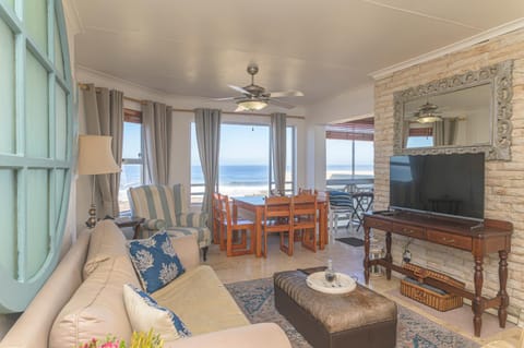 Oceanfront Escape with Spacious Balcony Hermanus Apartment in Hermanus