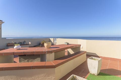 Oceanfront Escape with Spacious Balcony Hermanus Apartment in Hermanus