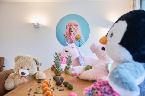 Game Room, Decorative detail, Dining area