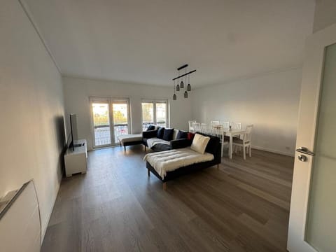 TV and multimedia, Living room, Photo of the whole room, Seating area, internet