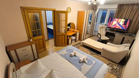 Bed, TV and multimedia, Photo of the whole room, Bedroom, towels