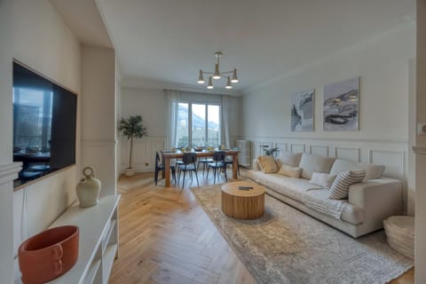 TV and multimedia, Living room, Seating area, Dining area