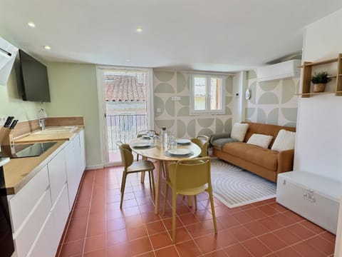 TV and multimedia, Kitchen or kitchenette, Living room, Seating area, Dining area