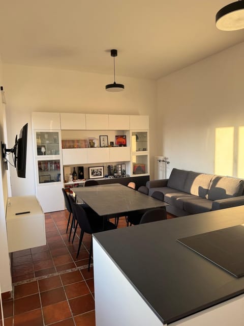 TV and multimedia, Kitchen or kitchenette, Living room, Seating area, Dining area, stove