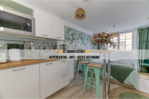 Kitchen or kitchenette, Photo of the whole room, Dining area