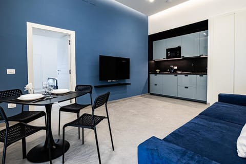 Communal lounge/ TV room, Bed, TV and multimedia, Kitchen or kitchenette, Living room, Photo of the whole room, Decorative detail, Seating area, Dining area, Bedroom, Breakfast, kitchen