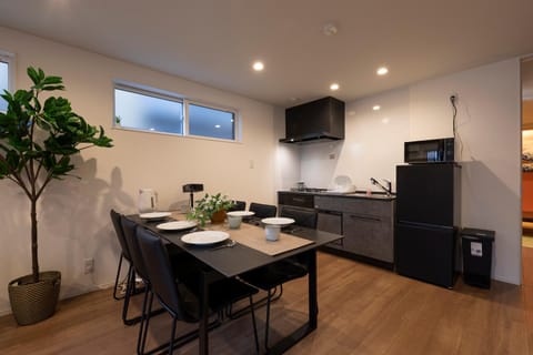 Kitchen or kitchenette, Dining area, minibar, stove