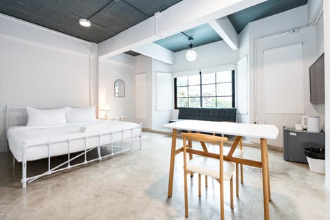 Bed, Living room, Photo of the whole room, Seating area, Dining area, Bedroom