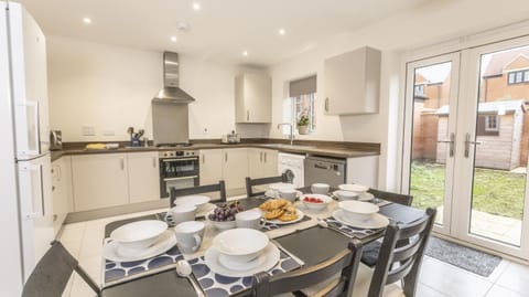 Coffee/tea facilities, Kitchen or kitchenette, Dining area, dishwasher, stove, toaster, washing machine