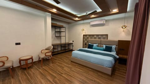 Bed, Living room, Photo of the whole room, Seating area, Bedroom, air conditioner