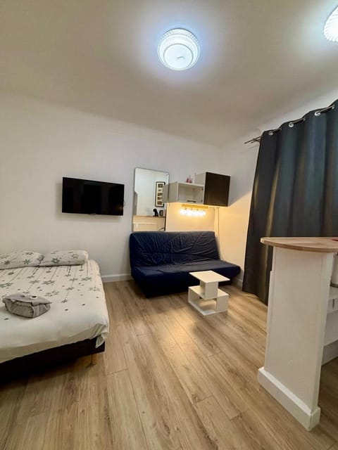 Bed, TV and multimedia, Photo of the whole room, Bedroom
