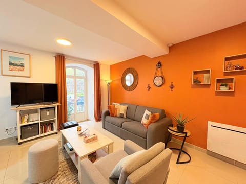 Communal lounge/ TV room, TV and multimedia, Living room, Seating area, Evening entertainment