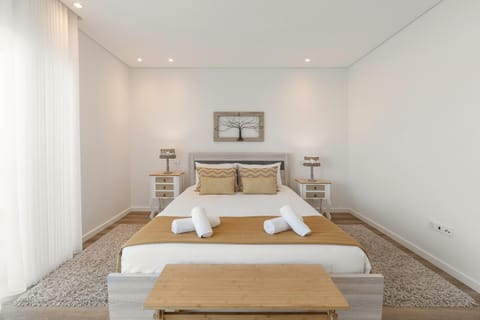 Bed, Decorative detail, Bedroom, towels