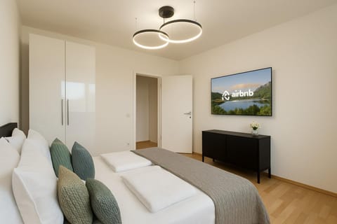 Bed, TV and multimedia, Photo of the whole room, Seating area, Bedroom