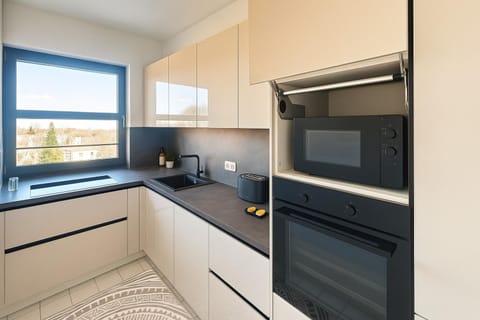 Coffee/tea facilities, dishwasher, microwave, oven, stove, kitchen