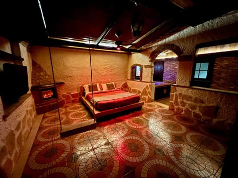 Bed, TV and multimedia, Photo of the whole room, Bedroom
