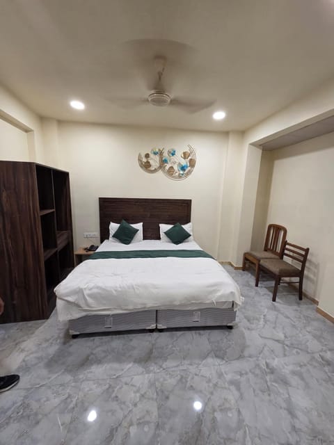 Bed, Living room, Photo of the whole room, Seating area, Bedroom, wardrobe