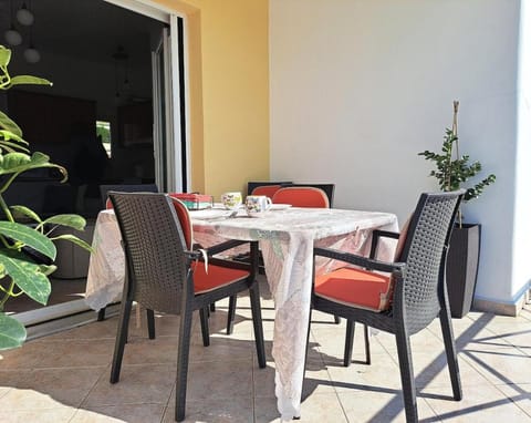 Property building, Balcony/Terrace, Seating area, Mountain view, Street view