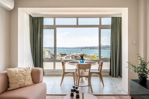 Seating area, Dining area, Sea view, air conditioner