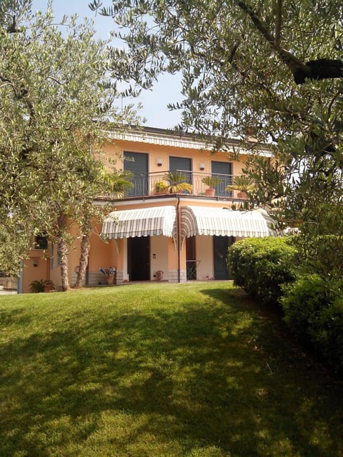 Property building, Facade/entrance, Garden, Garden view