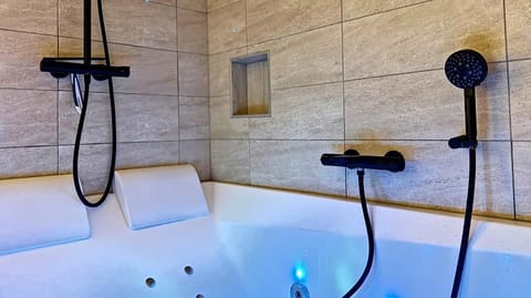 Hot Tub, Bathroom, Spa and wellness centre/facilities, Bath