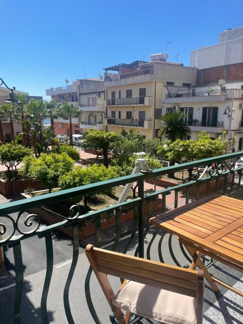 View (from property/room), Balcony/Terrace, City view