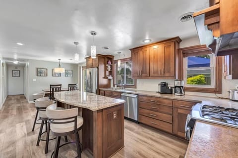 Charming 4-Bedroom Home Short Walk to Lambeau House in Ashwaubenon