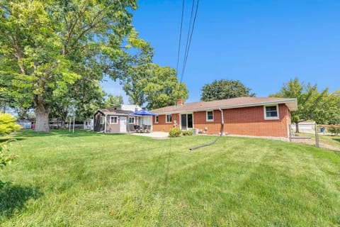 Charming 4-Bedroom Home Short Walk to Lambeau House in Ashwaubenon