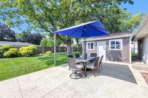 Charming 4-Bedroom Home Short Walk to Lambeau House in Ashwaubenon