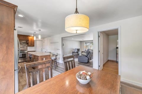 Charming 4-Bedroom Home Short Walk to Lambeau House in Ashwaubenon