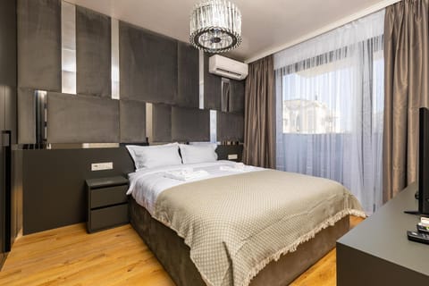 Bed, TV and multimedia, View (from property/room), Photo of the whole room, Bedroom, Family, air conditioner