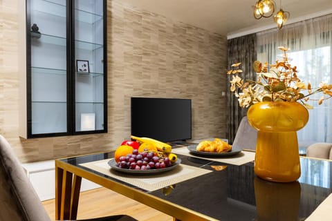 Communal lounge/ TV room, TV and multimedia, Food and drinks, Dining area, Evening entertainment