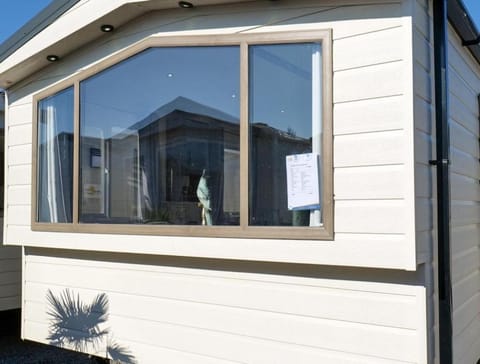 Camping Zavelbos Superior Chalet Chalet in Dilsen-Stokkem