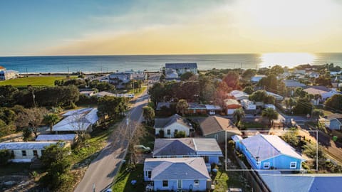 Property building, Day, Natural landscape, Bird's eye view, Beach, City view, Sea view, Location, Sunset